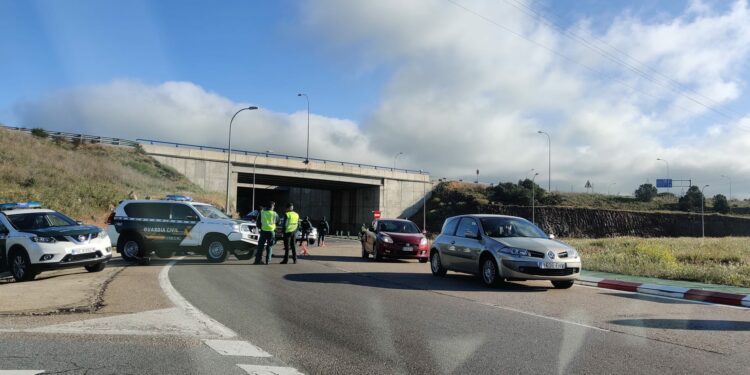 Control de la Guardia Civil en la rotonda de Buenos Aires
