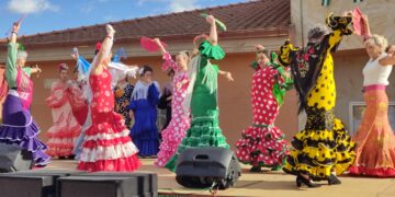 Las sevillanas y la música rociera llenan las calles de Monterrubio