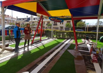Renovación de los elementos de juego en los parques infantiles del barrio de El Carmen y carretera de Naharros