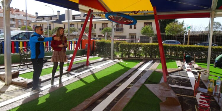 Renovación de los elementos de juego en los parques infantiles del barrio de El Carmen y carretera de Naharros