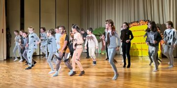 350 alumnos de Primaria protagonizan en Santa Marta su versión del musical de ‘El rey León’ con bailes y coreografías bien coordinados