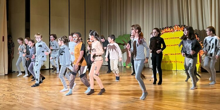 350 alumnos de Primaria protagonizan en Santa Marta su versión del musical de ‘El rey León’ con bailes y coreografías bien coordinados