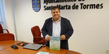 La Biblioteca Municipal de Santa Marta amplía sus fondos con el nuevo libro publicado con reseñas del Club de Lectura