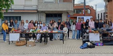 Mercadillo solidario de los jóvenes de la parroquia santamartina a beneficio del proyecto educativo ‘Foyer Adsis’ en África