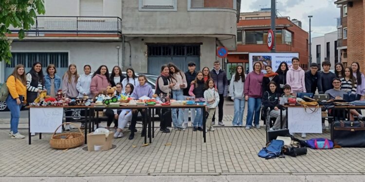 Mercadillo solidario de los jóvenes de la parroquia santamartina a beneficio del proyecto educativo ‘Foyer Adsis’ en África
