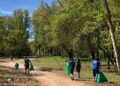 Éxito de la campaña ambiental de retirada de residuos del Lunes de Aguas en Villamayor que logra una tonelada de basura recogida