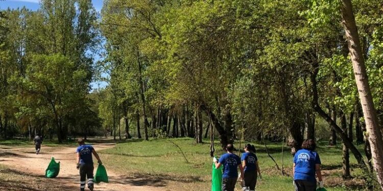 Éxito de la campaña ambiental de retirada de residuos del Lunes de Aguas en Villamayor que logra una tonelada de basura recogida
