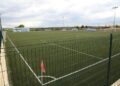 La construcción de dos gradas cubiertas en el campo de fútbol y dos pistas de pádel ampliarán la zona deportiva de ‘El Salinar’ a partir de verano