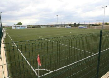 La construcción de dos gradas cubiertas en el campo de fútbol y dos pistas de pádel ampliarán la zona deportiva de ‘El Salinar’ a partir de verano