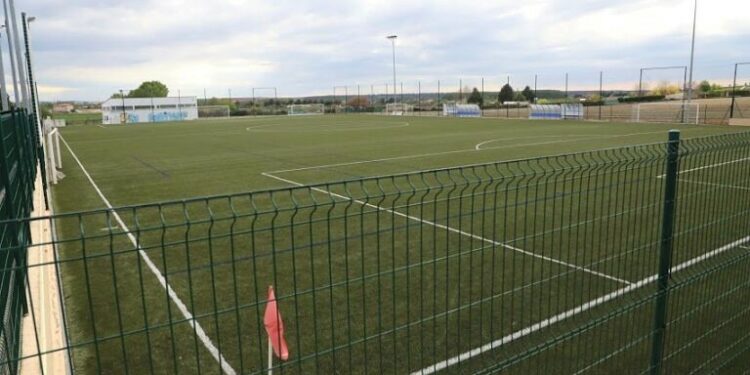 La construcción de dos gradas cubiertas en el campo de fútbol y dos pistas de pádel ampliarán la zona deportiva de ‘El Salinar’ a partir de verano