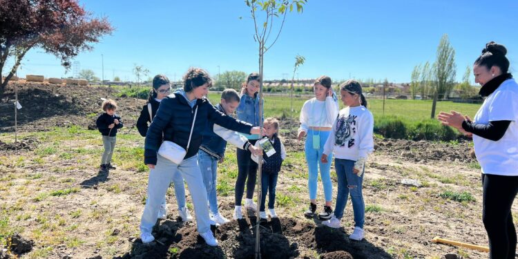 Los vecinos se vuelcan con el mercadillo solidario en apoyo a María, la pequeña ‘princesa futbolera guerrera’