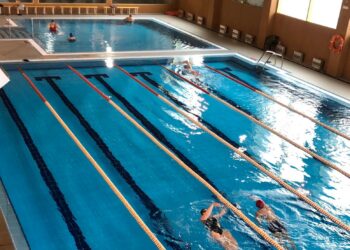 Buena afluencia de usuarios en el primer día de apertura de la piscina climatizada de Villares