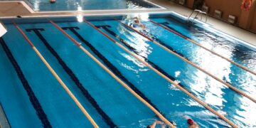 Buena afluencia de usuarios en el primer día de apertura de la piscina climatizada de Villares