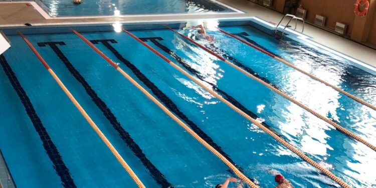 Buena afluencia de usuarios en el primer día de apertura de la piscina climatizada de Villares