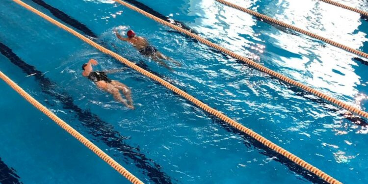 Buena afluencia de usuarios en el primer día de apertura de la piscina climatizada de Villares