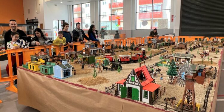 15.000 figuras llenan desde hoy la II Feria de Playmobil en Villares