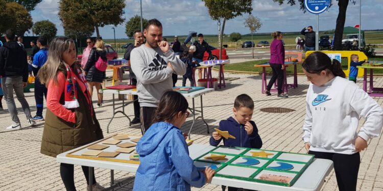 Fin de semana repleto de actividades en Villares para divertir a todos los públicos: concentración de coches, mercadillo solidario, juegos en familia y la II Feria de Playmobil