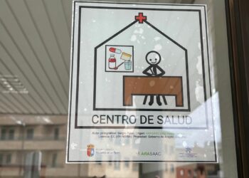 Villares, un municipio más accesible con la colocación de pictogramas en los edificios públicos