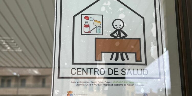 Villares, un municipio más accesible con la colocación de pictogramas en los edificios públicos