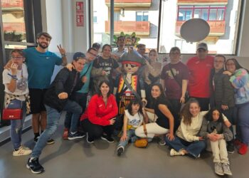 Los chicos de AVIVA descubren el mundo de Playmobil en una visita guiada a la Feria de Villares