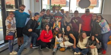 Los chicos de AVIVA descubren el mundo de Playmobil en una visita guiada a la Feria de Villares
