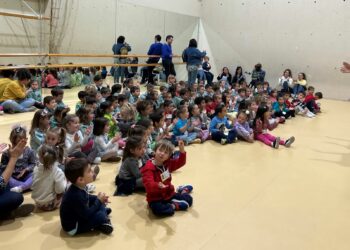 Los escolares de Villares conocen la biblioteca y disfrutan de una jornada cultural en torno a los libros