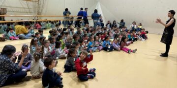 Los escolares de Villares conocen la biblioteca y disfrutan de una jornada cultural en torno a los libros