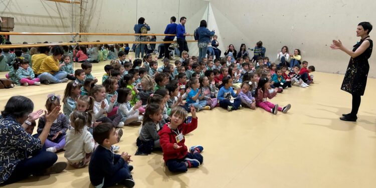 Los escolares de Villares conocen la biblioteca y disfrutan de una jornada cultural en torno a los libros