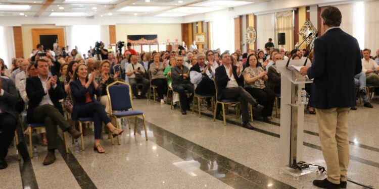 Cuca Gamarra visita Salamanca para mostrar su apoyo al candidato García Carbayo