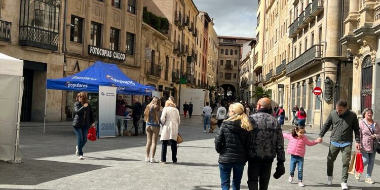 Los jóvenes centran el discurso de los populares en el acto de campaña encabezado por Carlos García y Elías Bendodo