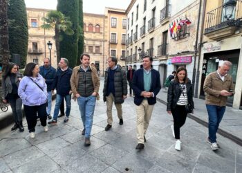 Los jóvenes centran el discurso de los populares en el acto de campaña encabezado por Carlos García y Elías Bendodo