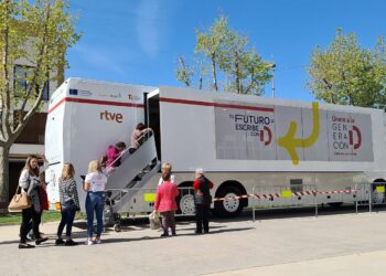 El autobús de la ‘Generación D’ llega a Villares, Villamayor, Carbajosa y Santa Marta para mejorar las habilidades digitales de los ciudadanos