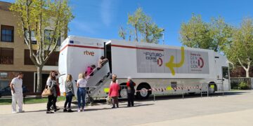 El autobús de la ‘Generación D’ llega a Villares, Villamayor, Carbajosa y Santa Marta para mejorar las habilidades digitales de los ciudadanos