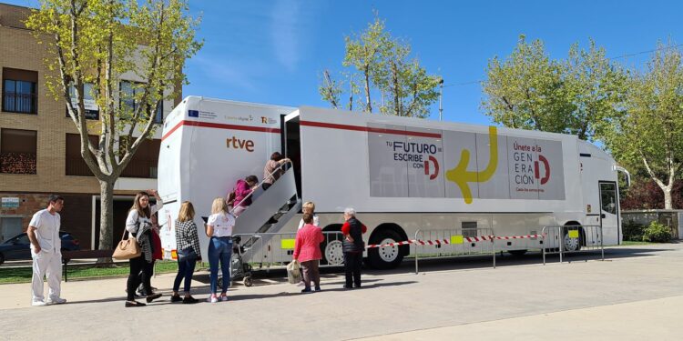 El autobús de la ‘Generación D’ llega a Villares, Villamayor, Carbajosa y Santa Marta para mejorar las habilidades digitales de los ciudadanos