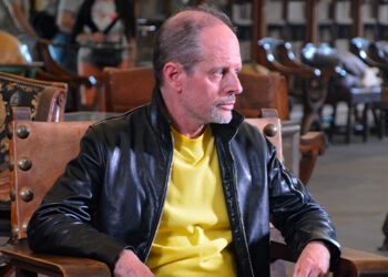 Bernard Minier visita uno de los escenarios de su última novela, la Bibiblioteca General de la USAL