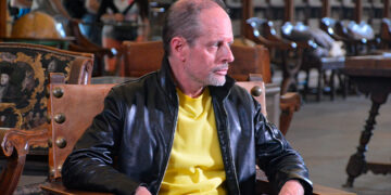 Bernard Minier visita uno de los escenarios de su última novela, la Bibiblioteca General de la USAL