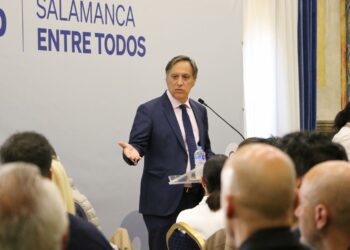 García Carbayo anuncia la construcción de un pabellón en el barrio de Pizarrales