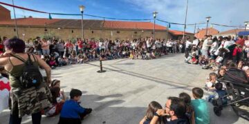 El mercado artesano y la exhibición de cetrería acaparan la atención del público en el estreno de las I Jornadas Medievales de la Reina Berenguela