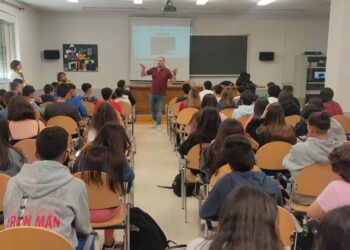 Los alumnos del Calisto y Melibea y del Torrente Ballester participan en una charla sobre la adolescencia