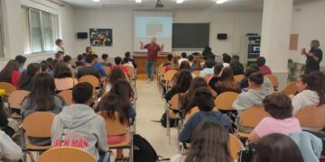 Los alumnos del Calisto y Melibea y del Torrente Ballester participan en una charla sobre la adolescencia