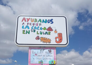 ‘Te están grabando’, lema de la campaña iniciada por los niños de Castellanos para obligar a los dueños a recoger las cacas de sus perros