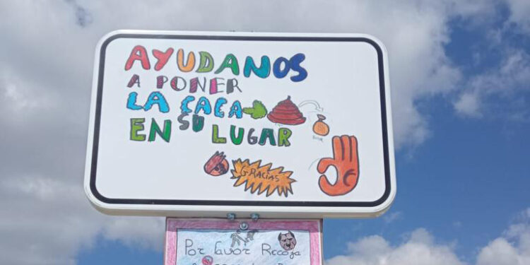 ‘Te están grabando’, lema de la campaña iniciada por los niños de Castellanos para obligar a los dueños a recoger las cacas de sus perros