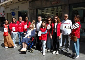 Los salmantinos muestran su solidaridad con la infancia en el Día de la Banderita de Cruz Roja