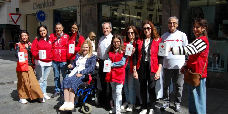 Los salmantinos muestran su solidaridad con la infancia en el Día de la Banderita de Cruz Roja