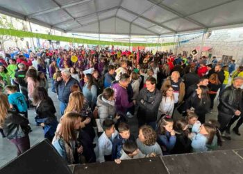 ¡Estalla la fiesta en Villamayor!: Una auténtica marea de color inunda las calles de alegría y bullicio al ritmo de la música