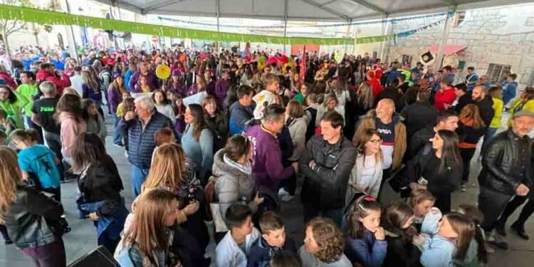 ¡Estalla la fiesta en Villamayor!: Una auténtica marea de color inunda las calles de alegría y bullicio al ritmo de la música