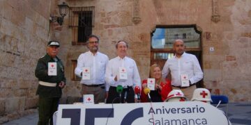 Un centenar de voluntarios de Cruz Roja se lanzan a las calles con huchas reciclables para recaudar fondos y celebrar el Día de la Banderita