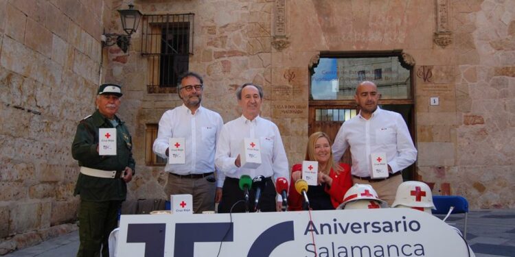 Un centenar de voluntarios de Cruz Roja se lanzan a las calles con huchas reciclables para recaudar fondos y celebrar el Día de la Banderita