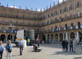 Los retratos de ‘Folklorquiando’ despiertan la curiosidad de cientos de salmantinos