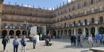 Los retratos de ‘Folklorquiando’ despiertan la curiosidad de cientos de salmantinos